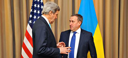 The US secretary of state John Kerry (left) meets the Ukrainian foreign minister, Andriy Deshchytsya, in Geneva. (photo: Pool)