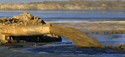 Three million gallons of contaminated water is estimated to be leaking from these ponds into nearby rivers and environment every day. (photo: Rethink Alberta)