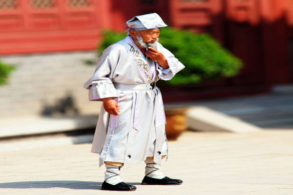 256 Year Old Chinese Herbalist Li Ching-Yuen, Holistic Medicine, and 15 Character Traits That Cause Diseases