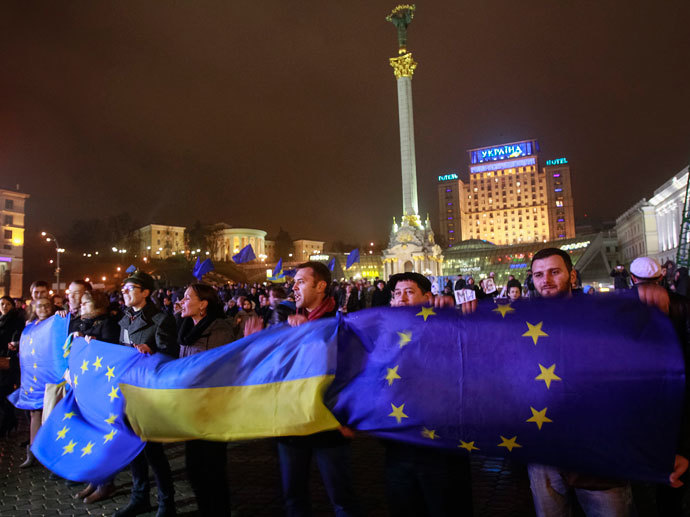 Protesters hold Ukrainian and European Union flags during a rally to support euro integration in central Kiev November 21, 2013.(Reuters / Gleb Garanich)