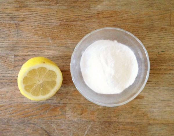 http://fitlife.tv/wp-content/uploads/2014/08/lemon-and-baking-soda-600x469.jpg