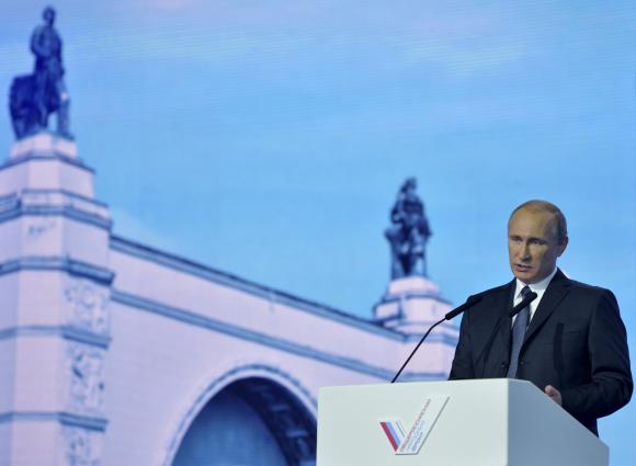 Russia's President Vladimir Putin speaks during a meeting with his core support group, the People's Front, in Moscow, November 18, 2014.  REUTERS/Alexei Druzhinin/RIA Novosti/Kremlin